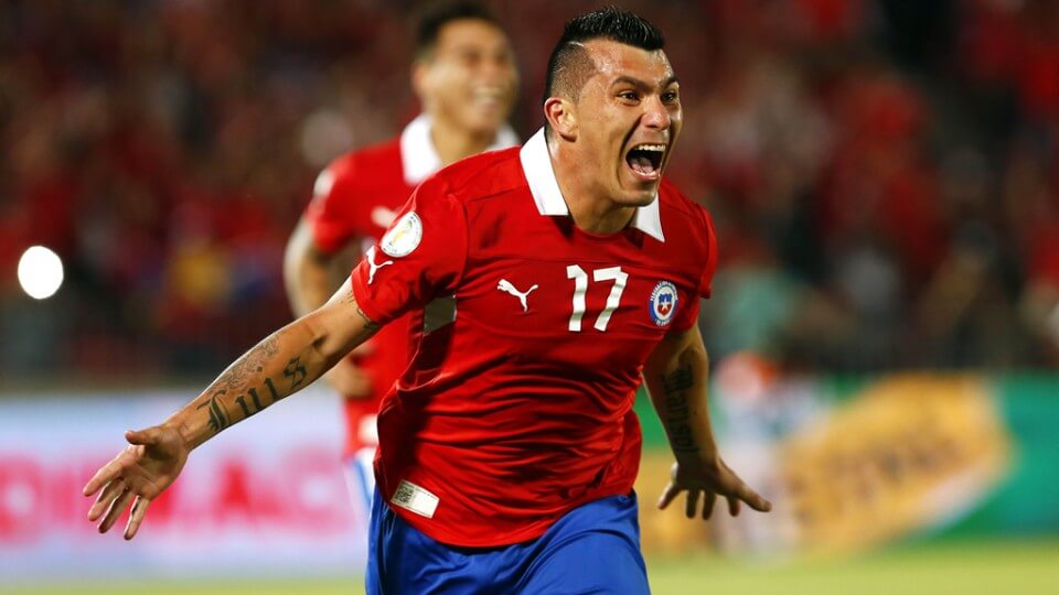 Gary Medel celebra